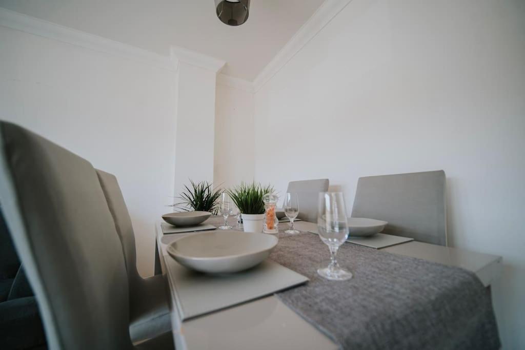 Linen Cottage- Parking, Leds, 4K Tvs, 5G Wifi And More! 巴斯 外观 照片